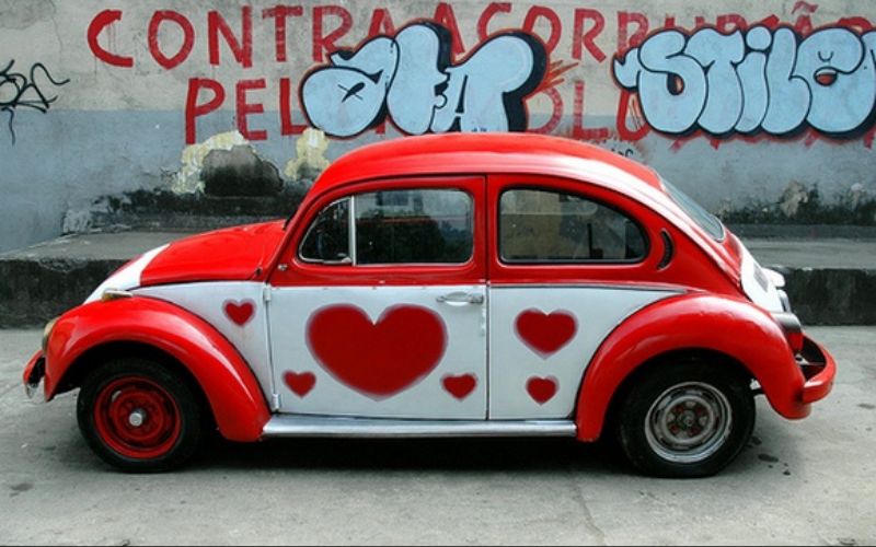 سيارة تزينها القلوب الحمراء، وهي هدية جميلة في عيد الحب.. ولكن ماذا عن باقي أيام السنة؟