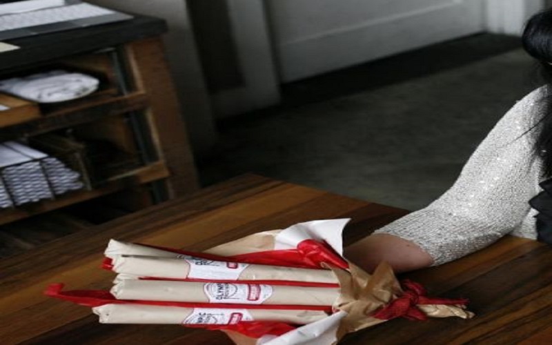 باقة ورد برائحة اللحم.. حيث تحوي هذه الباقة على قطع من شرائح اللحم الملفوفة على شكل باقة