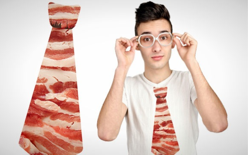 ربطة عنق بنقشة شرائح اللحم المقدد