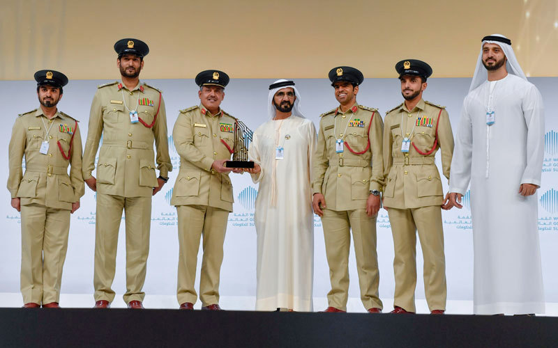 محمد بن راشد كرّم شرطة دبي لفوزها في قطاع الأمن والسلامة.   من المصدر