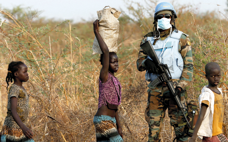 الأطفال يعيشون حالة من البؤس في مدينة بينتيو شمال جنوب السودان. رويترز