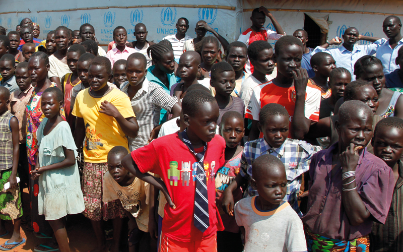 لاجئون يتجمعون أمام مفوضية الأمم المتحدة لشؤون اللاجئين في منطقة أدجوماني شمال غرب جنوب السودان لنقلهم إلى مكان أكثر أمناً.  أ.ب
