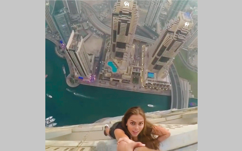 بالصور والفيديو عارضة روسية تنفذ حركات انتحارية من فوق برج شاهق بدبي 
