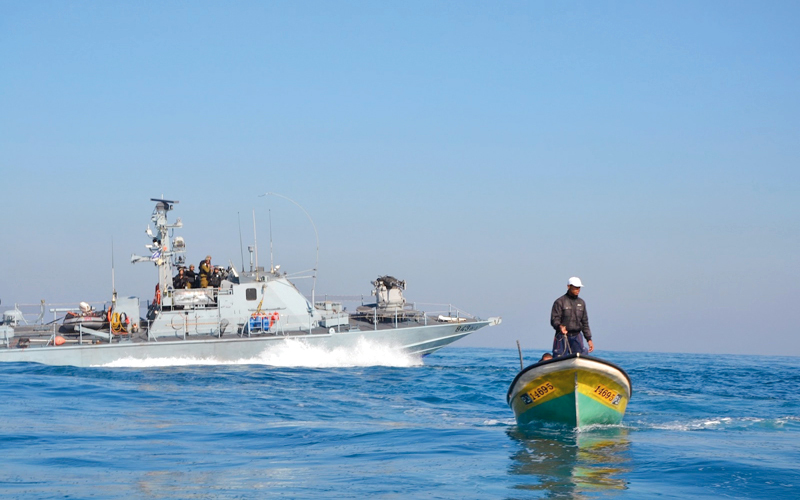 عملية الصيد في بحر غزة تحفها مخاطر كثيرة ما أدى إلى قلة الأسماك المحلية وارتفاع ثمنها. أرشيفية