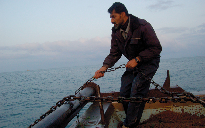 الصياد عدنان أبوريالة: الأسواق المحلية تشهد عجزاً كبيراً في كميات الأسماك نتيجة ممارسات الاحتلال ضد الصيادين.