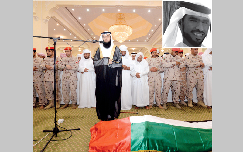 أثناء صلاة الجنازة على جثمان الشهيد سليمان الظهوري. وام