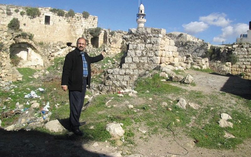 الفلسطيني محمد قواريق يخشى على أطفاله من الحرق والقتل من قبل المستوطنين أثناء اقتحام المقامات. من المصدر