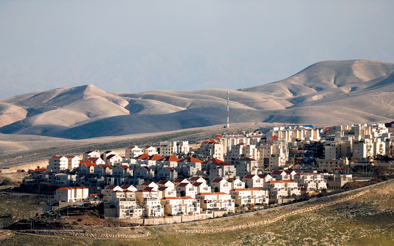 تضم الضفة الغربية المحتلة 150 مستوطنة إسرائيلية مقامة رسمياً من قبل الحكومة الإسرائيلية، فضلاً عن نحو 100 من البؤر الاستيطانية التي أنشأها مستوطنون يهود دون إذن أحد، لكنها حصلت في وقت لاحق على مصادقة القانون الإسرائيلي.