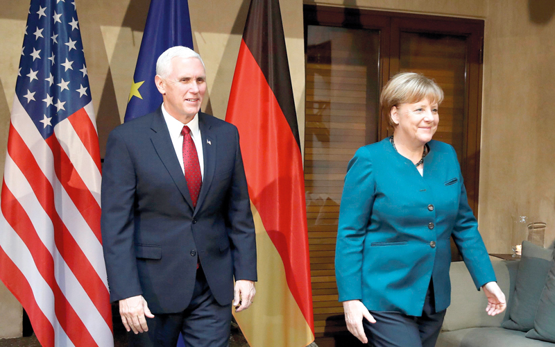 نائب الرئيس الأميركي مايك بنس ومستشارة ألمانيا أنغيلا ميركل. أ.ب