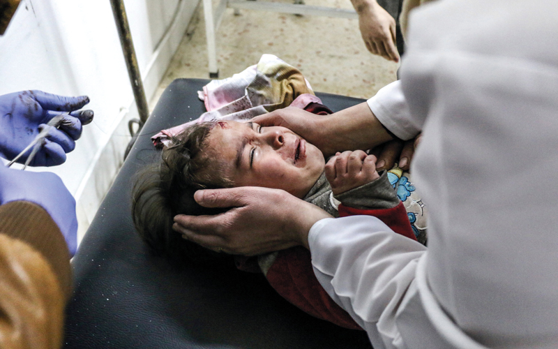 طفل يعالج بمستشفى ميداني في برزة المجاورة للقابون حيث صعّدت قوات النظام عملياتها. إي.بي.إيه