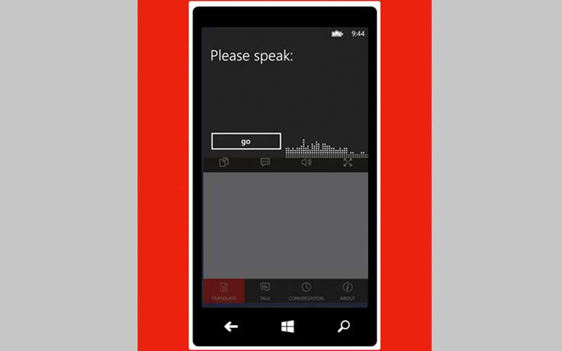 المترجم الصوتي في التطبيق يستكشف الكلمات المنطوقة تلقائياً. من المصدر