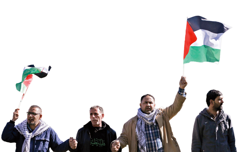 متظاهرون فلسطينيون يحتجون على بناء المستوطنات في الضفة الغربية. أ.ف.ب