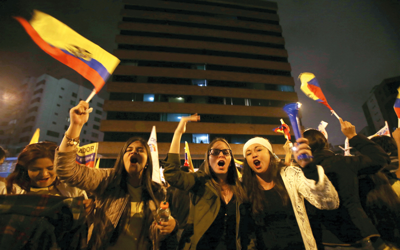 أنصار مورينو يحتفلون بفوزه. أ.ب