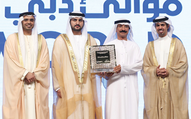 مكتوم بن محمد يكرّم «موانئ دبي العالمية» ويتسلّم الجائزة سلطان بن سليم.   وام