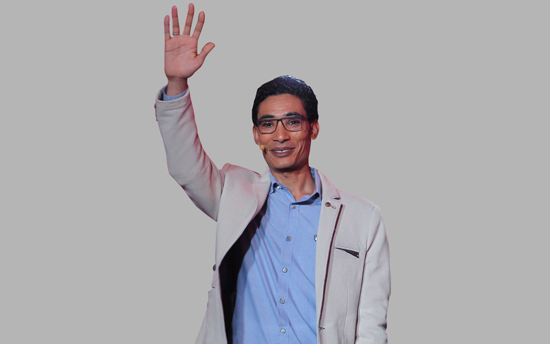 بقصيدة عن النيل وما رواه تأهل المصري حسن عامر في الحلقة الأولى من البرنامج. من المصدر