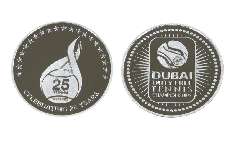 العملة التذكارية لـ «تنس دبي» احتفالاً باليوبيل الفضي للدورة. من المصدر