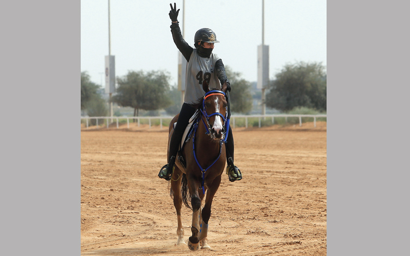 ميرا الأنصاري تلوّح بعلامة النصر عند خط نهاية السباق. تصوير: باتريك كاستيلو