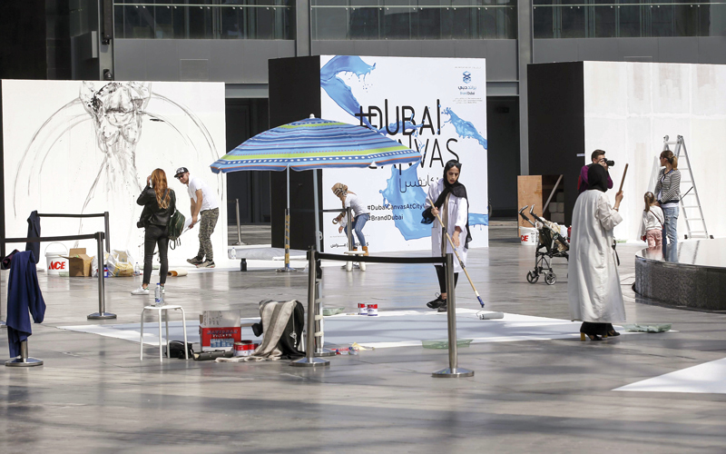 اختار الفنانون المشاركون في النسخة الثالثة من «دبي كانفس» تقديم رسومات تعبر عن مفهوم السعادة بالعودة إلى مشاهد طفولية فيها الكثير من المرح. تصوير: أشوك فيرما