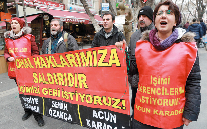 أكاديميون يحتجّون على فصلهم من أعمالهم بتهمة تأييد الانقلاب. أ.ف.ب