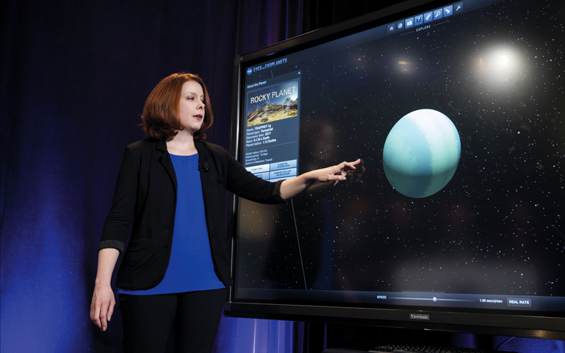 عالمة الفلك نيكول لويس تعلن نبأ اكتشاف الكواكب السبعة. إي.بي.إيه