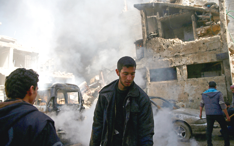 الدخان يتصاعد نتيجة قصف النظام بلدة دوما في الغوطة الشرقية. رويترز