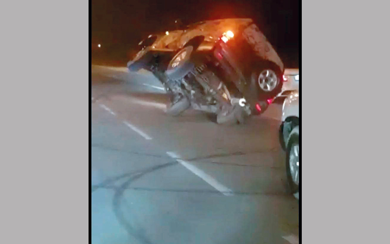 الشاب قاد المركبة على عجلتين بعد إخفاء ملامحها. من المصدر