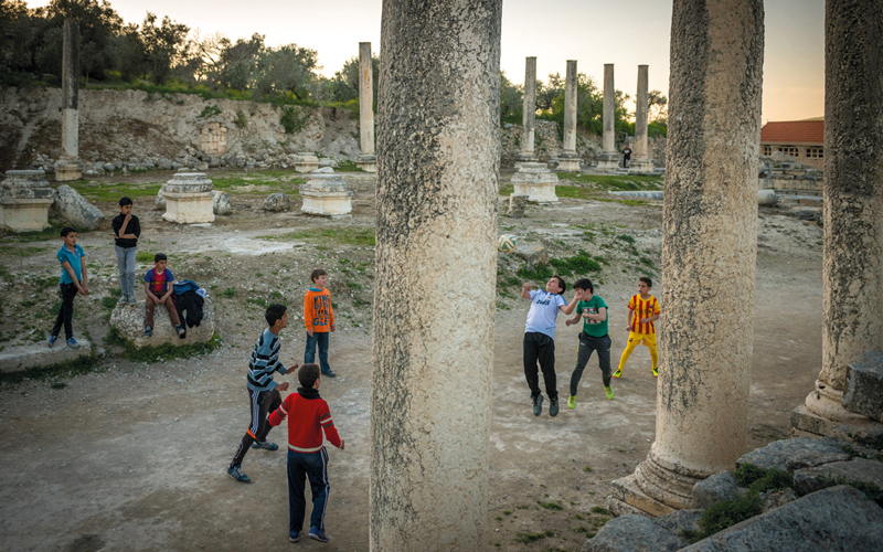 أطفال فلسطينيون يمرحون وسط المنطقة الأثرية.  الإمارات اليوم
