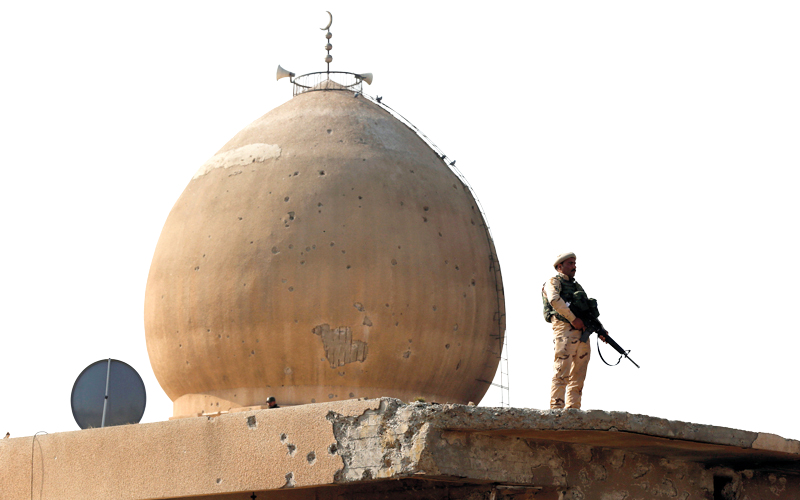 جندي عراقي فوق مسجد في الموصل أثناء صلاة الجمعة. رويترز