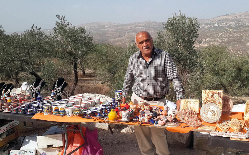 «أبوفارس» يخوض معركة البقاء والتحدي في سبسطية منذ 5 سنوات.  الإمارات اليوم