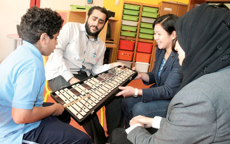 المشرفون في المركز لاحظوا اهتمام &laquo;معاذ&raquo; بالموسيقى التي أصبحت وسطاً تعليمياً غنياً لتدريبه. الإمارات اليوم