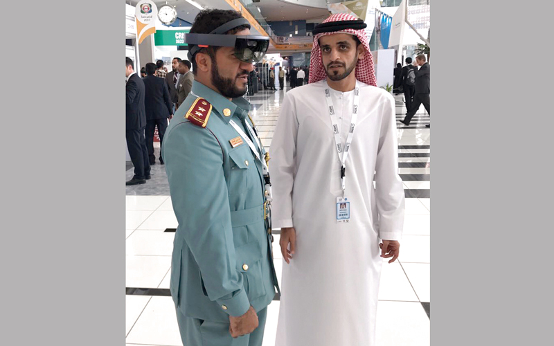 الحمادي خلال عرضه النظارة في معرض الدفاع الدولي «آيدكس». من المصدر