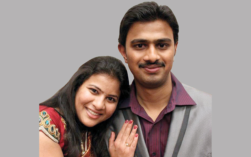 صورة للمهندس القتيل وزوجته. أ.ب