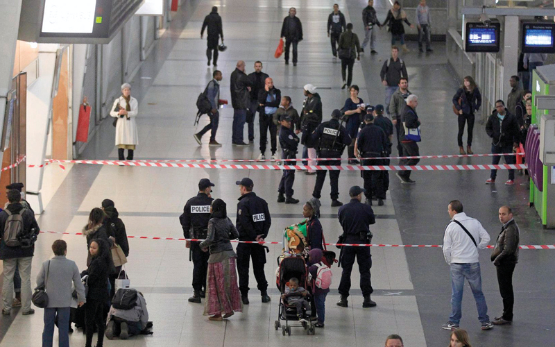 غالباً ما يُظهر رجال الشرطة الفرنسية عدم تفهّم لظروف سكان الضواحي.  أرشيفية