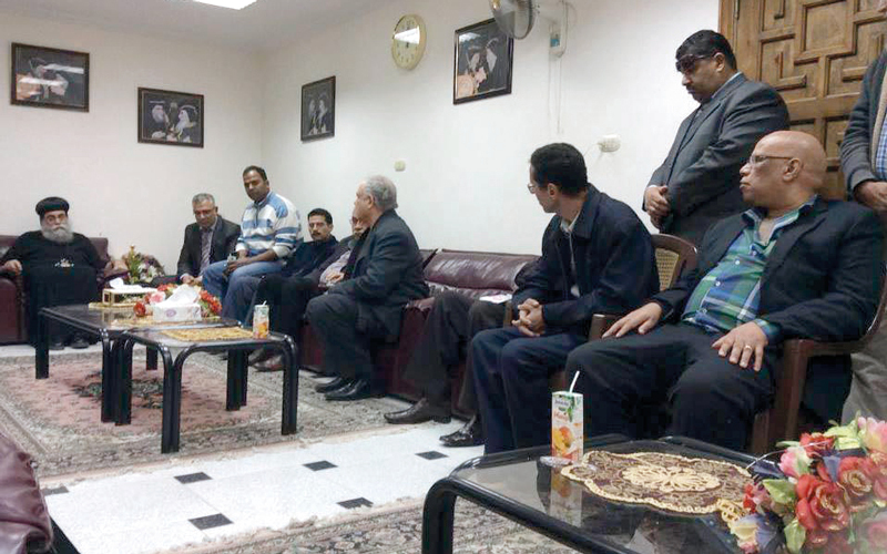 وفد أحزاب المعارضة المصرية لدى اطمئنانه على عدد من الأقباط ضحايا إرهاب «داعش» في مركز الإيواء بالإسماعيلية. الإمارات اليوم