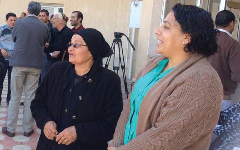 بعض الأسر التي تم تسكينها في مركز إيواء بالإسماعيلية. الإمارات اليوم