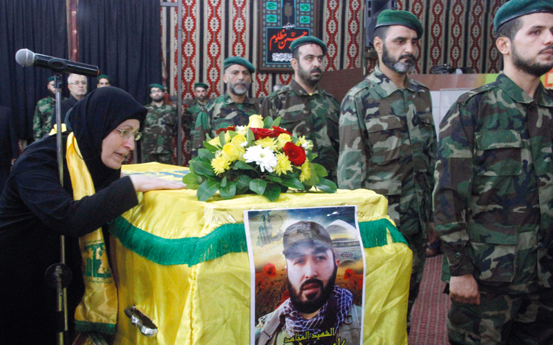 أفراد من «حزب الله» يحملون تابوت أحد رفاقهم الذي قتل في سورية. أ.ف.ب