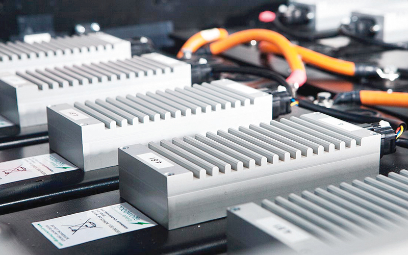 فكرة بطاريات «أيونات الليثيوم الصلبة» تتمحور حول تغيير مادة «الإلكتروليت» السائلة بأخرى صلبة.   من المصدر