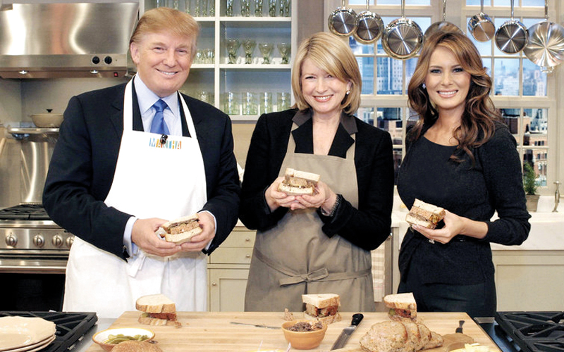 ترامب بملابس المطبخ.  غيتي