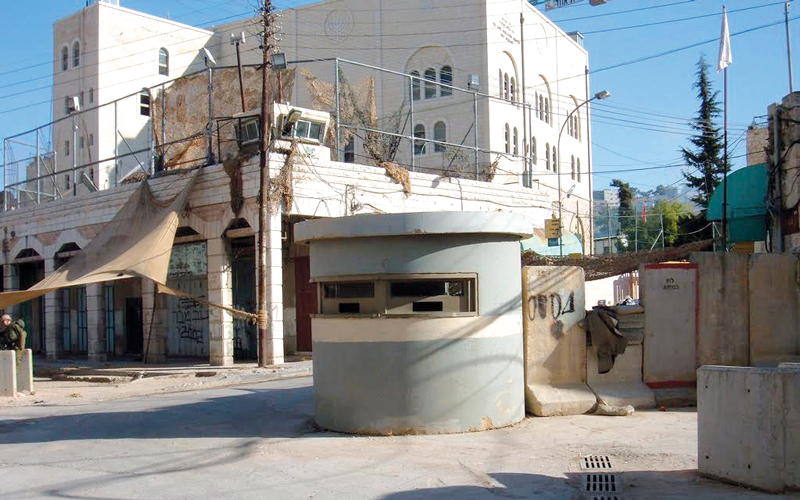 إسرائيل تقيم 74 حاجزاً و14 بوابة و24 برج مراقبة داخل البلدة القديمة.  الإمارات اليوم