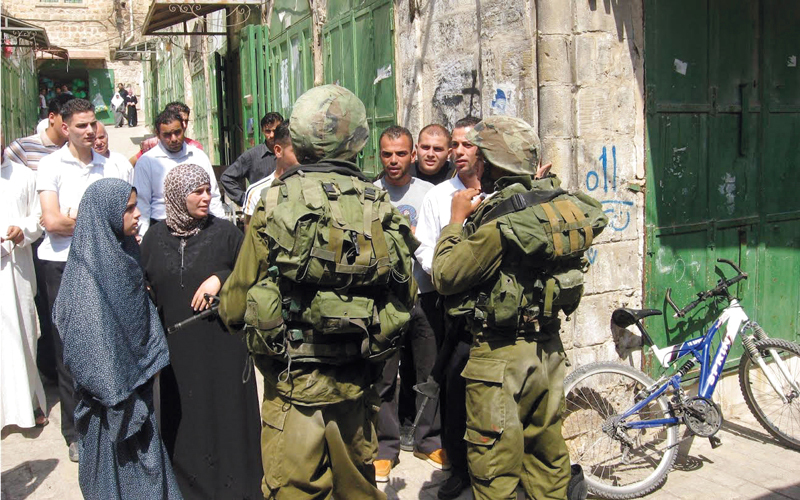 فلسطينيون يشتبكون مع قوات الاحتلال في البلدة القديمة.  الإمارات اليوم