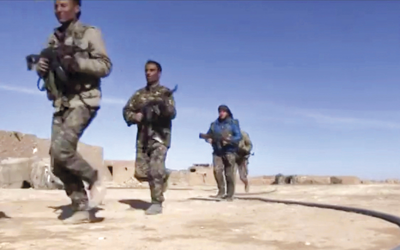 أفراد من الجيش الحر خلال مواجهات مع تنظيم «داعش». أ.ب