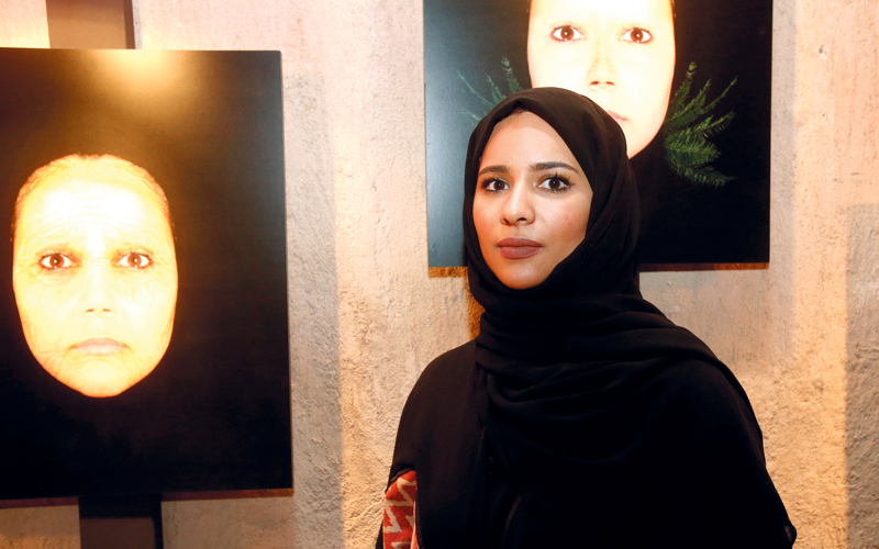 القيّمة على المعرض الفنانة هند بن دميثان. تصوير:مصطفى قاسمي