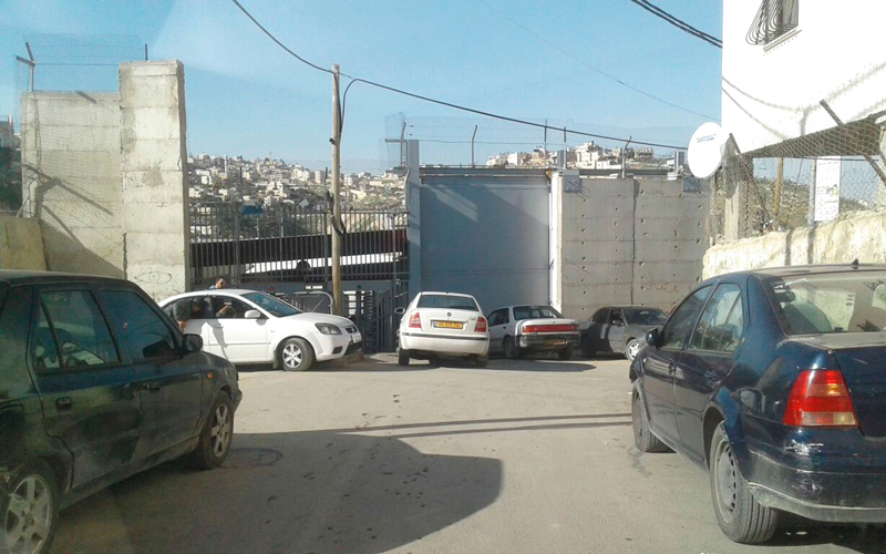 إغلاق البوابة العسكرية أمام حركة السيارات حتى إشعار آخر.  الإمارات اليوم