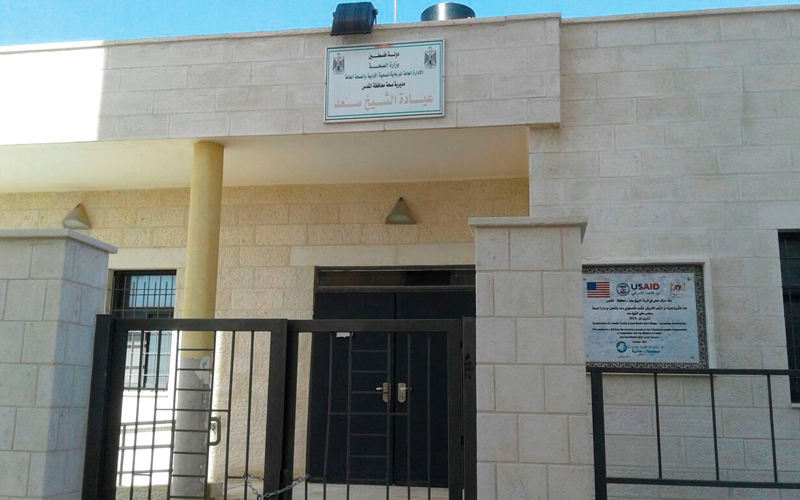 المرافق الصحية في الحي تعاني نقص الخدمات.  الإمارات اليوم