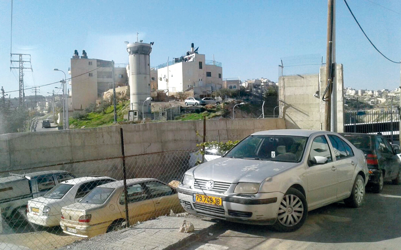 برج مراقبة إسرائيلي في حي الشيخ سعد. الامارات اليوم