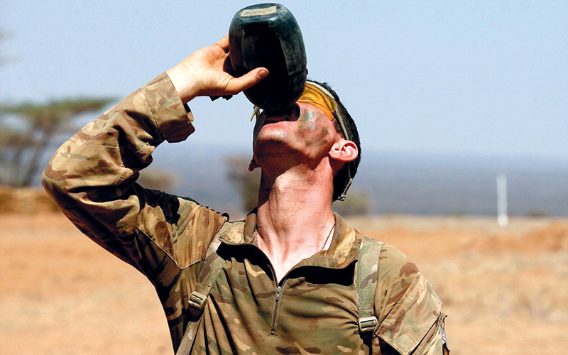 يواجه الجنود العطش الشديد في هذا الجو الحار والجاف.  أرشيفية