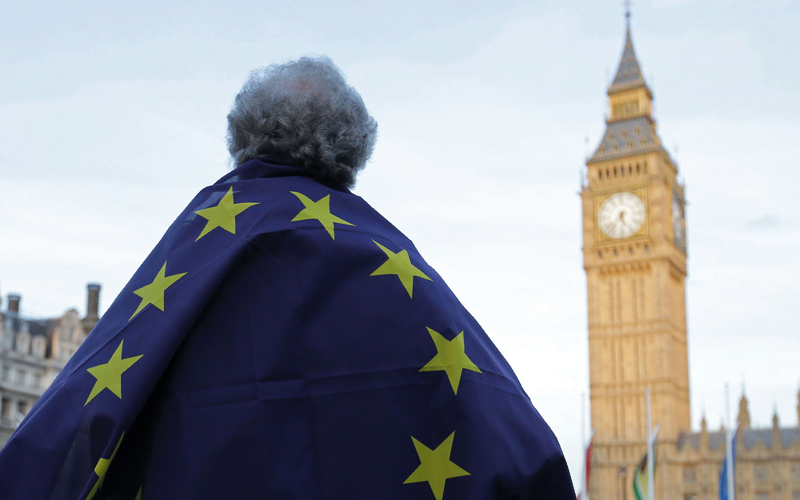 متظاهر يلف جسمه بعلم الاتحاد الأوروبي خلال تظاهرة أمام مقر البرلمان البريطاني للمطالبة بأخذ مصلحة مواطني الاتحاد الذين يعيشون في المملكة المتحدة في الحسبان قبل انفصال لندن عن أوروبا. أ.ف.ب