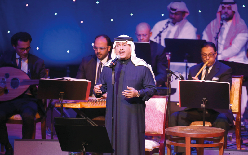 محمد عبده قدّم باقة مميزة من أغانيه خلال الحفل في قصر الإمارات. تصوير: نجيب محمد