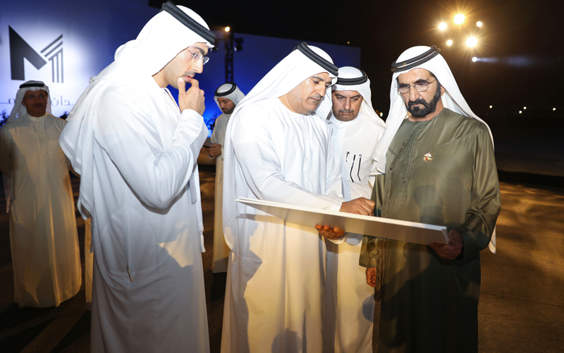 محمد بن راشد خلال تدشين المشروع. وام
