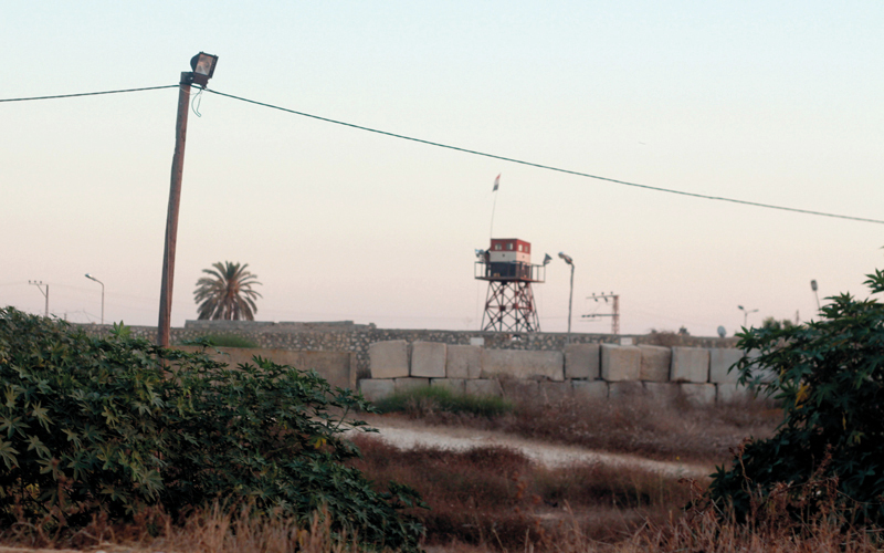 السياج الحدودي بين رفح المصرية والفلسطينية والذي لا يبعد سوى مسافة قريبة من منازل الفلسطينيين.  الإمارات اليوم